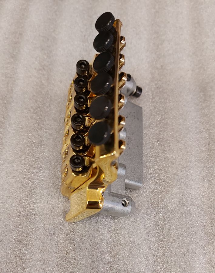 İbanez 2ED1C31G Edge III Gold Tremolo Köprü Seti - 3